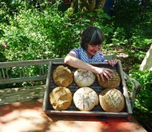 Antiquarin versucht sich als Bäckerin